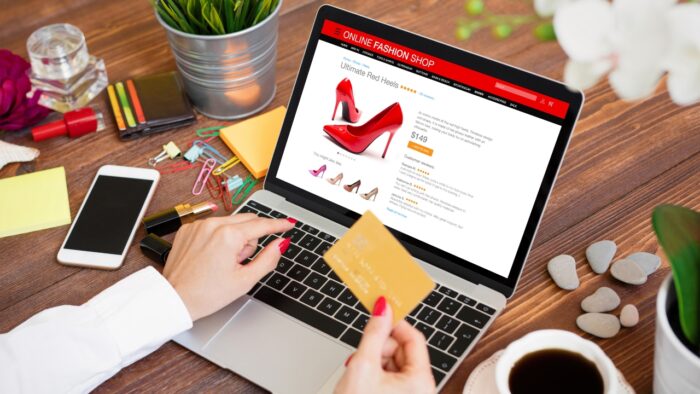 Žena kupuje cipele u online prodavnici preko laptopa