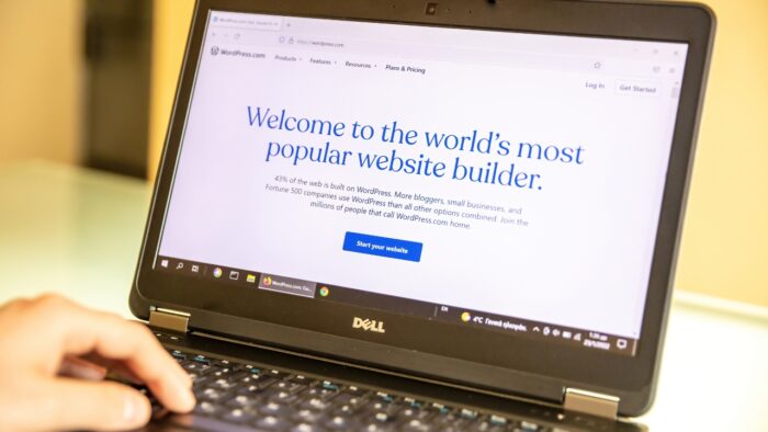 WordPress.com početna stranica otvorena je na laptopu dok osoba koristi tastaturu.