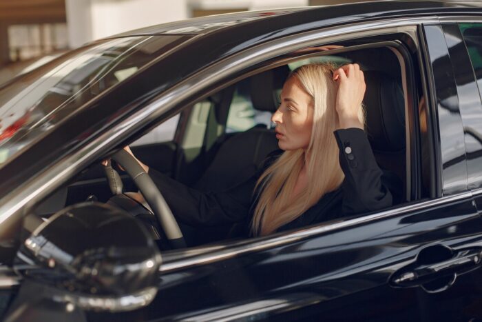 Žena čeka u automobilu da pređe granični prelaz