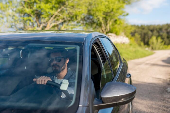 Vožnja automobila sa otvorenim prozorom radi luftiranja