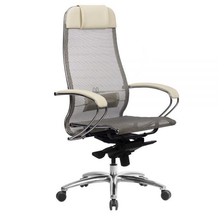 Ergonomska kancelarijska stolica sa mrežastim naslonom, naslonom za glavu i hromiranom bazom na točkićima, bež detalji na naslonima za ruke i uzglavlju.