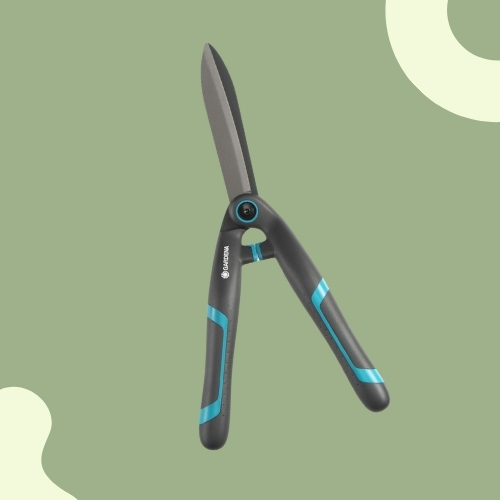 Makaze za živu ogradu Gardena PrecisionCut na zelenoj pozadini