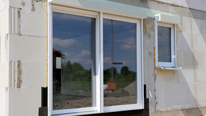 Ugrađena PVC stolarija na fasadi u izgradnji