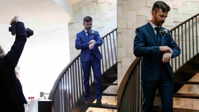 Fotograf snima mladoženju u plavom odelu dok pozira na stepenicama pre venčanja.