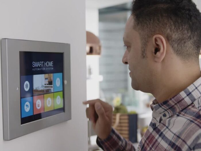 Čovek instalira smart home sistem 