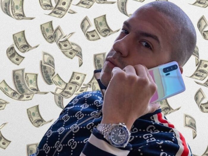 Sršski jutjuber Bogdan Ilić, Baka Prase, drži telefon u ruci