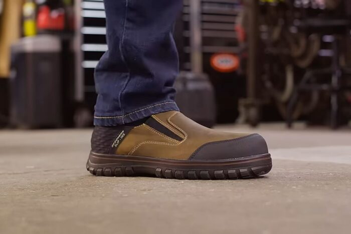 Radne čizme za građevince i mašinince u radionici sa ojačanim đonom i zaštitnim vrhom