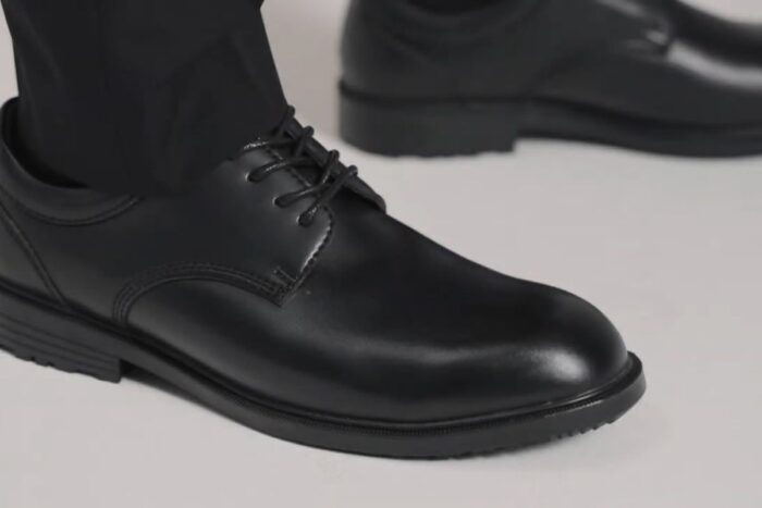 Crne kožne ugostiteljske cipele sa pertlama namenjene za rad u restoranu ili hotelu