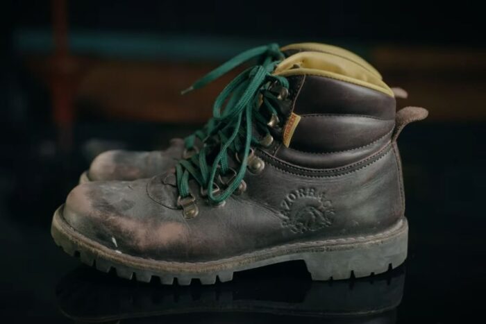 Specijalizovane radne cipele sa zelenim pertlama na tamnoj podlozi