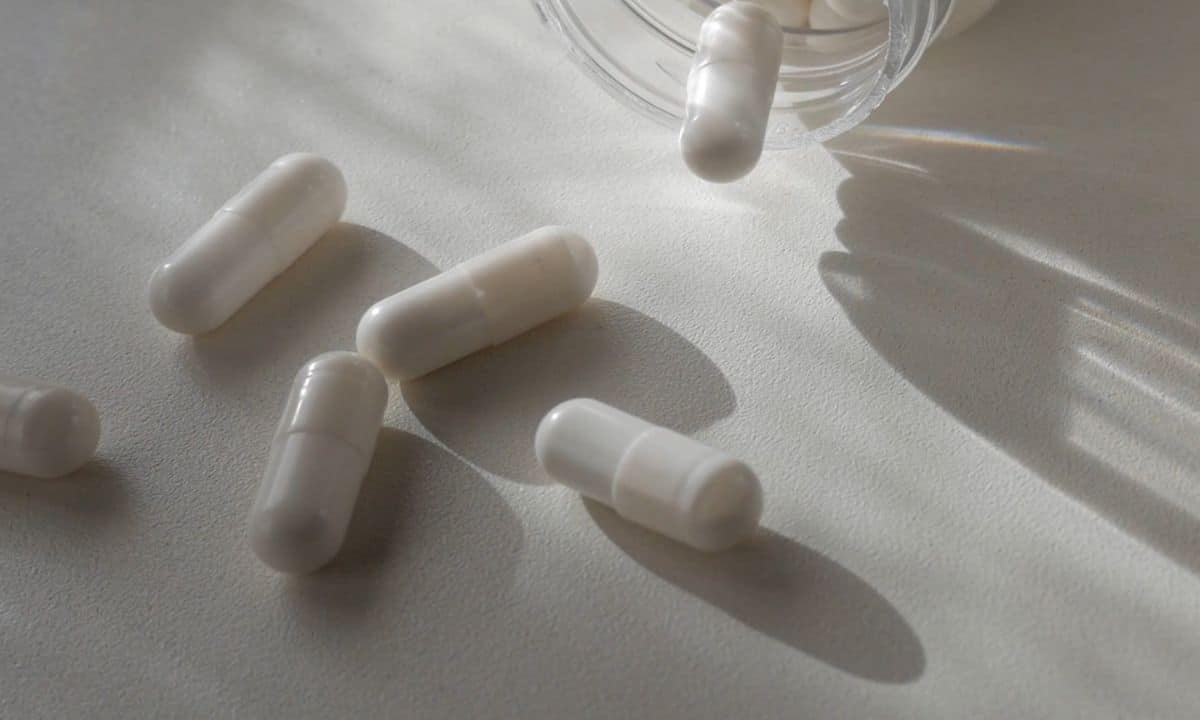 prikaz pilula magnezijuma na stolu