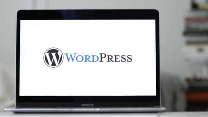 Laptop sa prikazanim WordPress logotipom na ekranu, simbol izrade web sajta u WordPressu