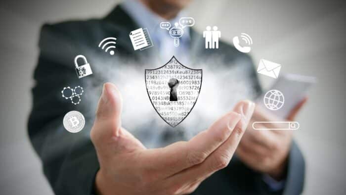 Poslovni čovek drži simbol zaštite podataka i digitalnih usluga, kao prikaz izbora prave delatnosti za biznis