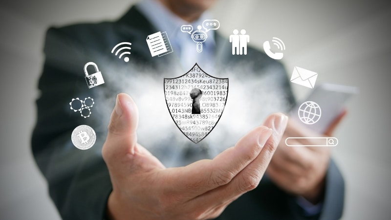 Poslovni čovek drži simbol zaštite podataka i digitalnih usluga, kao prikaz izbora prave delatnosti za biznis
