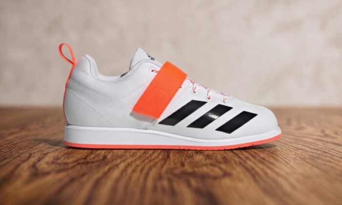 Bela Adidas Powerlift 4 patika sa narandžastim elementima