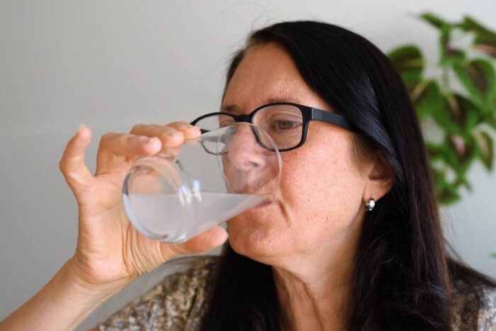 žena srednjih godina pije