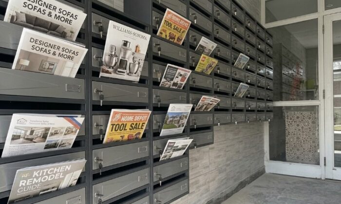 Brošure i katalozi u poštanskim sandučićima na ulazu u zgradu