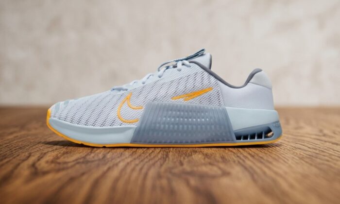 Nike Metcon 9 siva patika sa narandžastim znakom