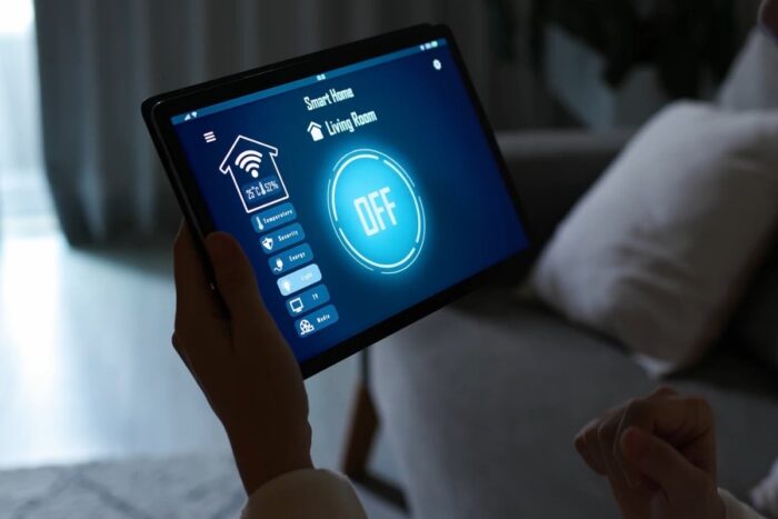 devojka gleda smart sistem na tabletu