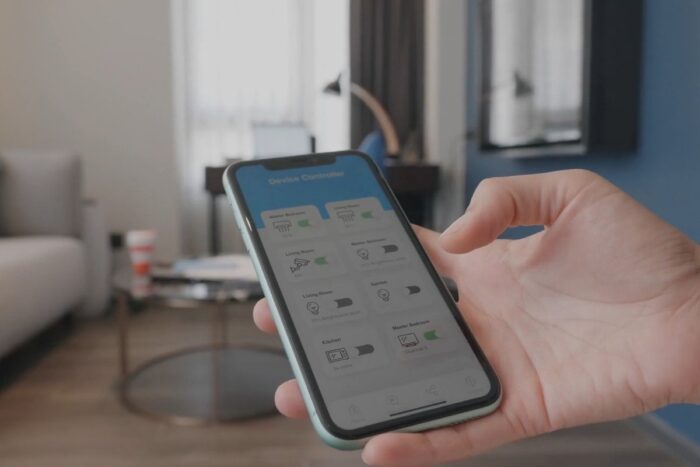osoba koristi mobilni telefon i proverava nadzorne kamere u kući preko smart home sistema