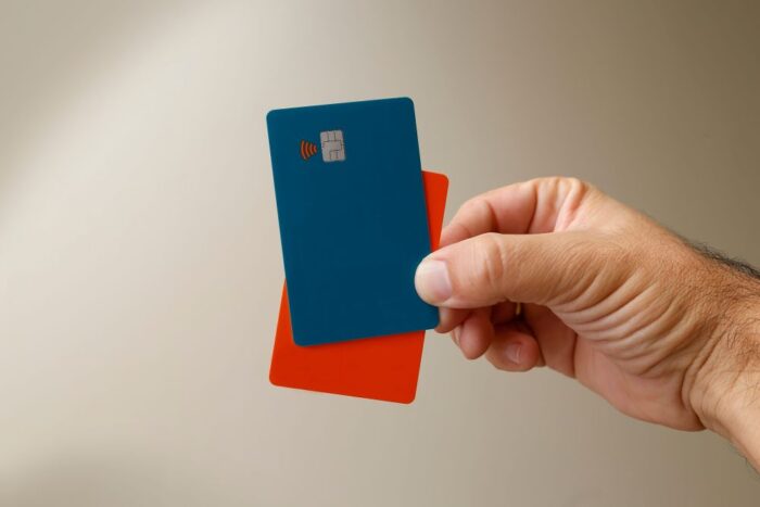 Osoba u ruci drži prepaid kartice namenjene beskontaktnom i online plaćanju.